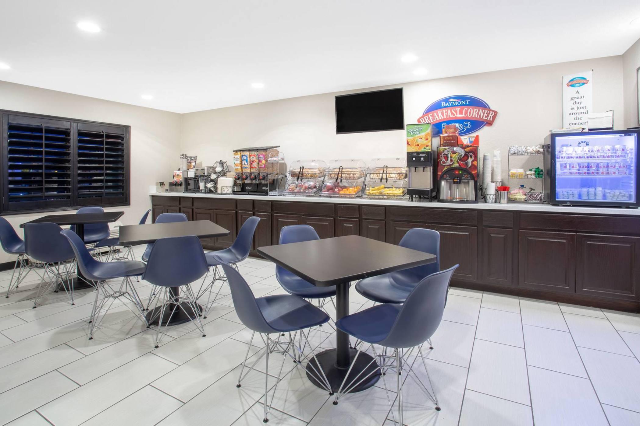 Restaurant Baymont by Wyndham Phoenix I-10 near 51st Ave
