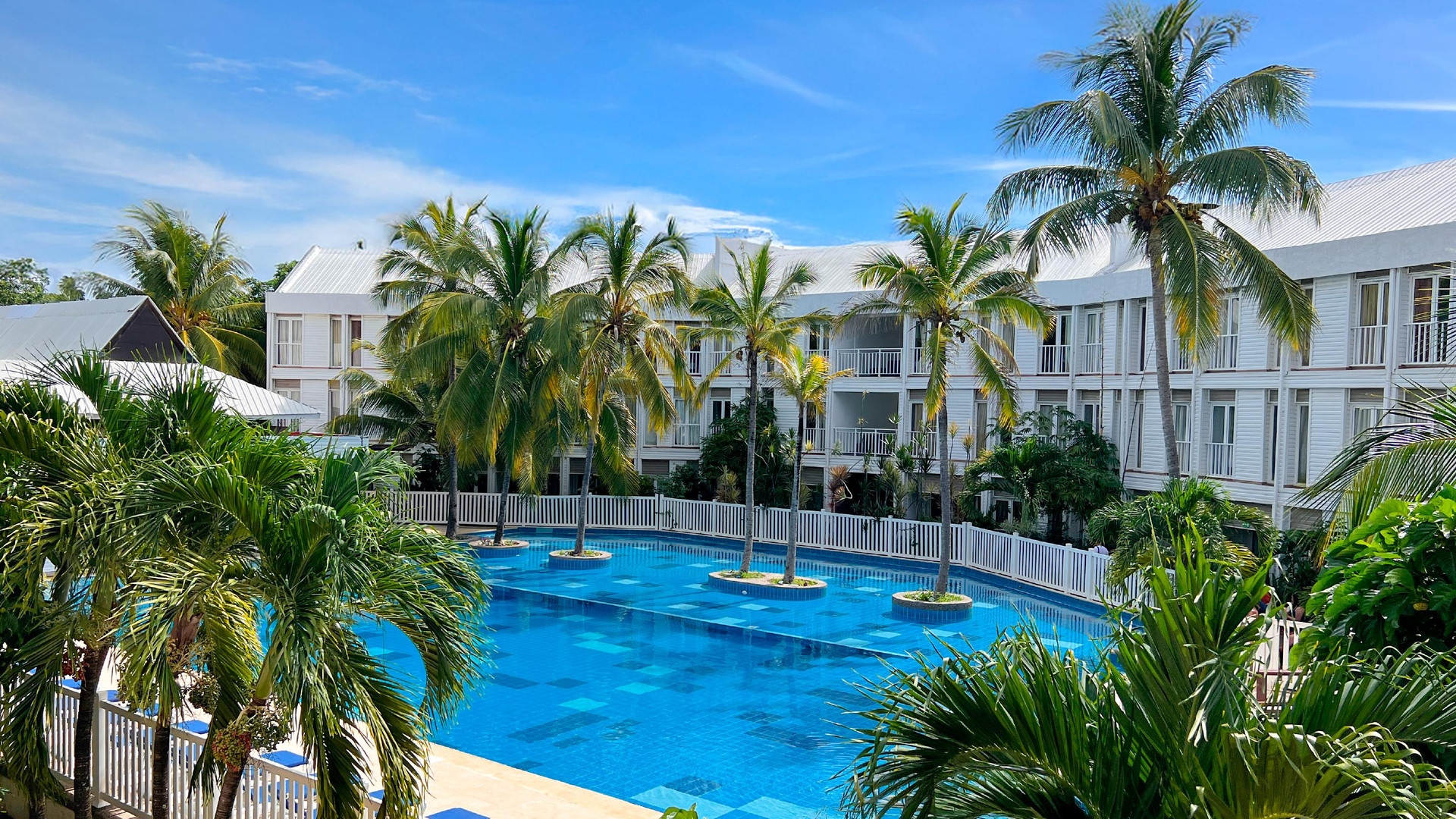 Vista Piscina Hotel Blue Cove by On Vacation