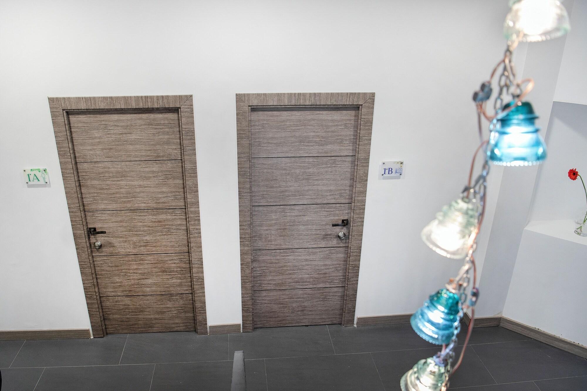 Varios Molucano Themed Rooms