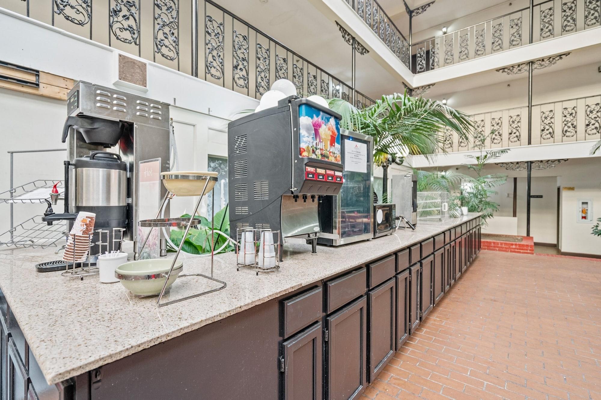 Restaurant Coratel Plus Suites Wichita West Airport