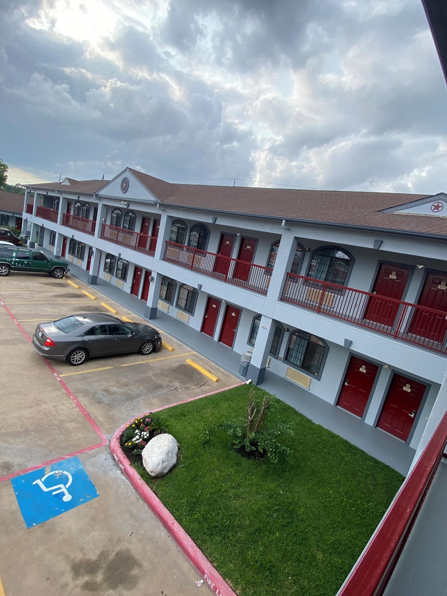 Vista Exterior Scottish inns & suites