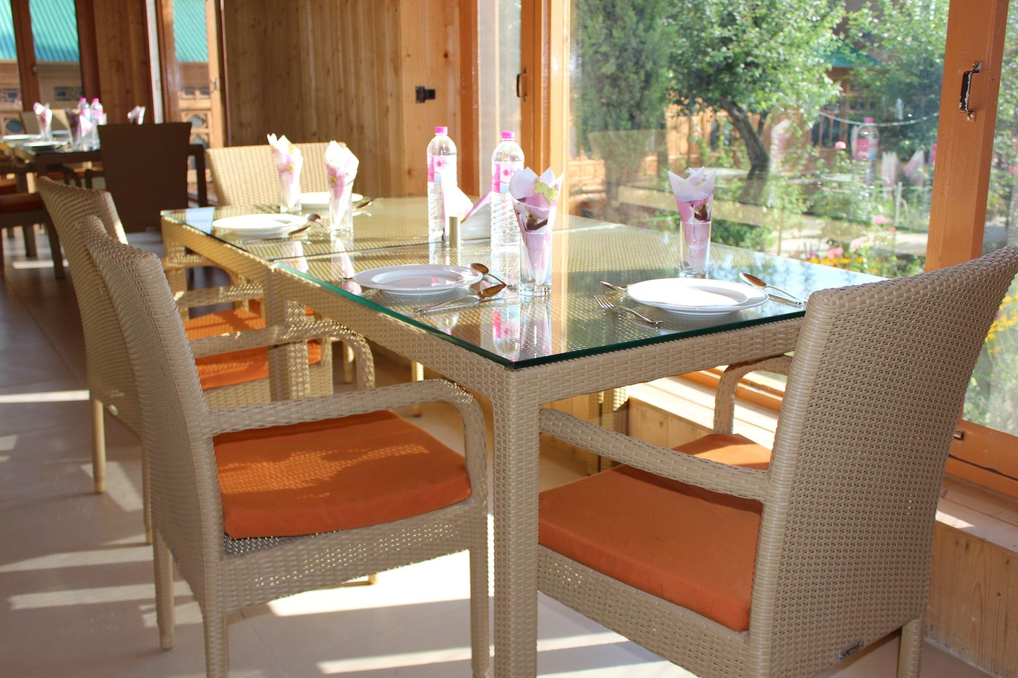Restaurant Nigeen Lake View Resort