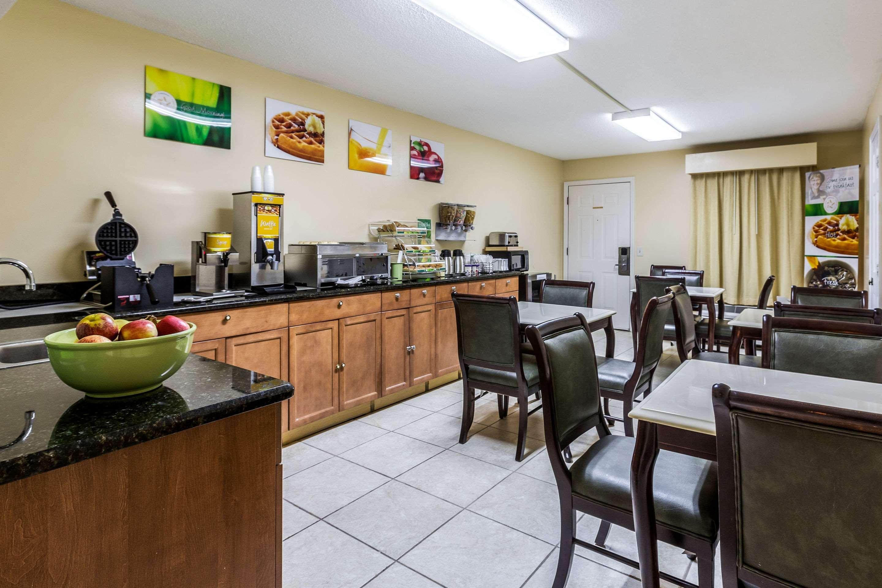 Restaurant Quality Inn & Suites near Lake Oconee