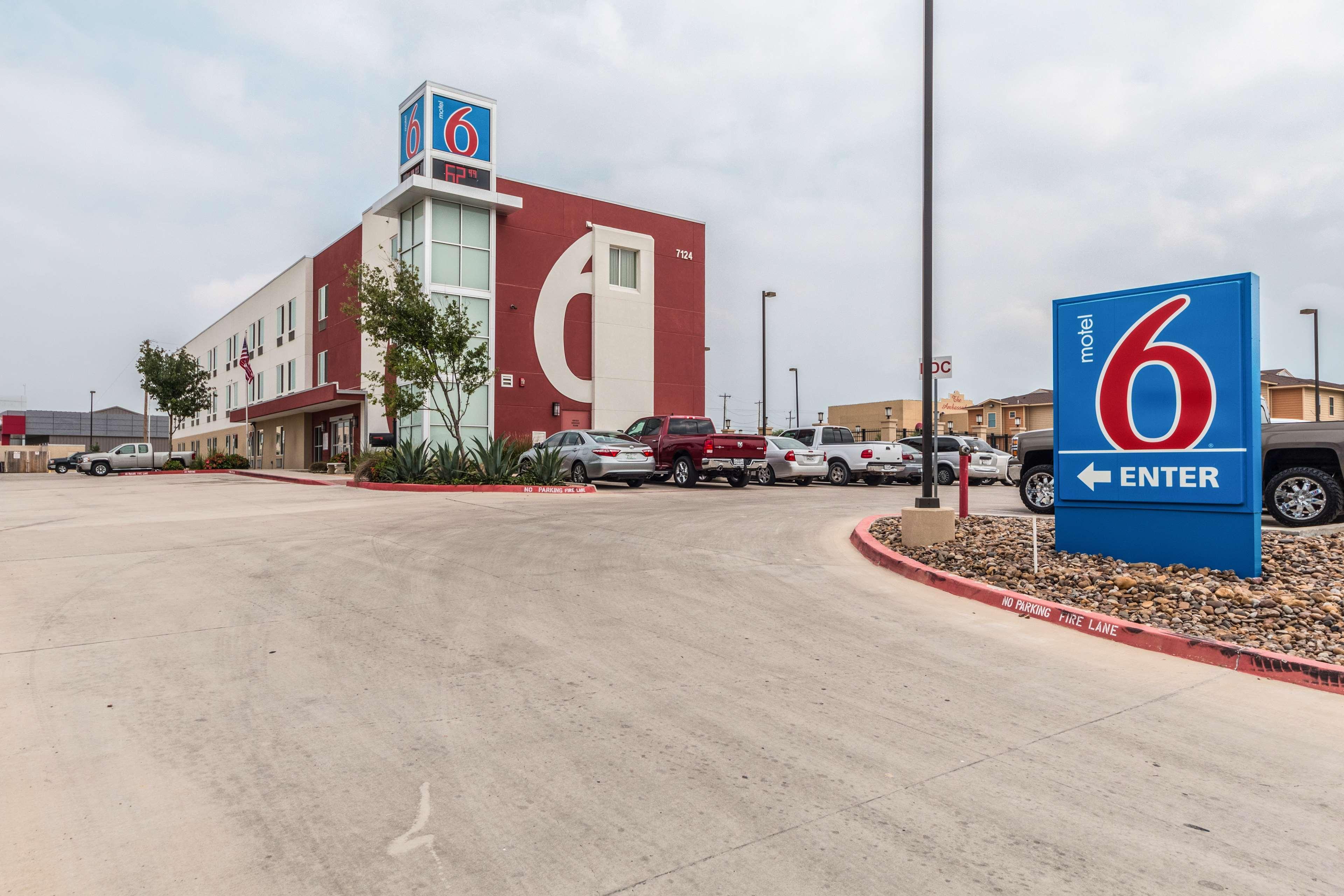 Vista Exterior Motel 6 Laredo, TX - Airport