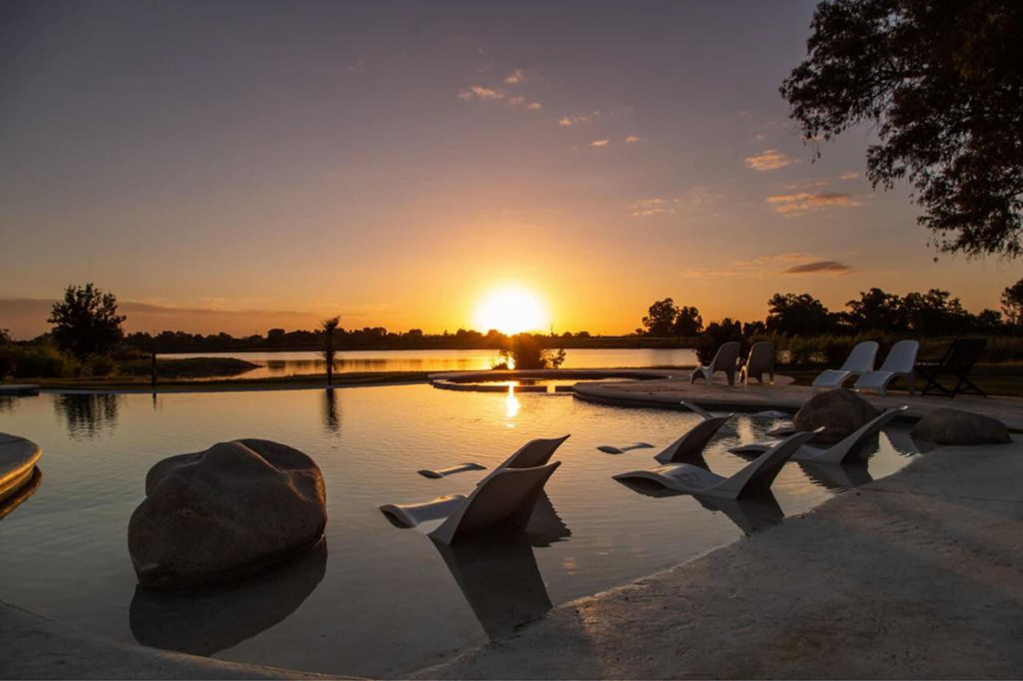 Vista Piscina Howard Johnson by Wyndham Ezeiza Convention Center