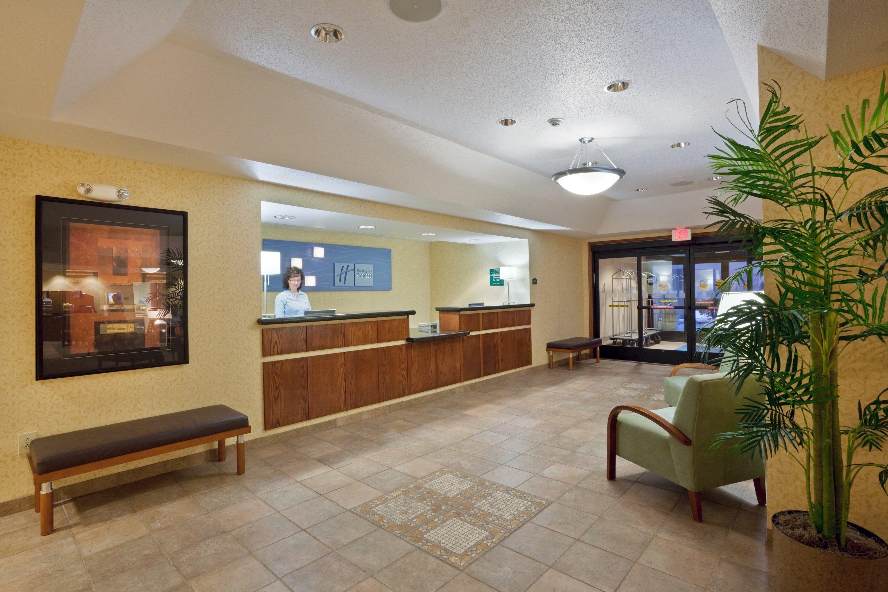 Vista Lobby Holiday Inn Express Kansas City - at the Legends by IHG