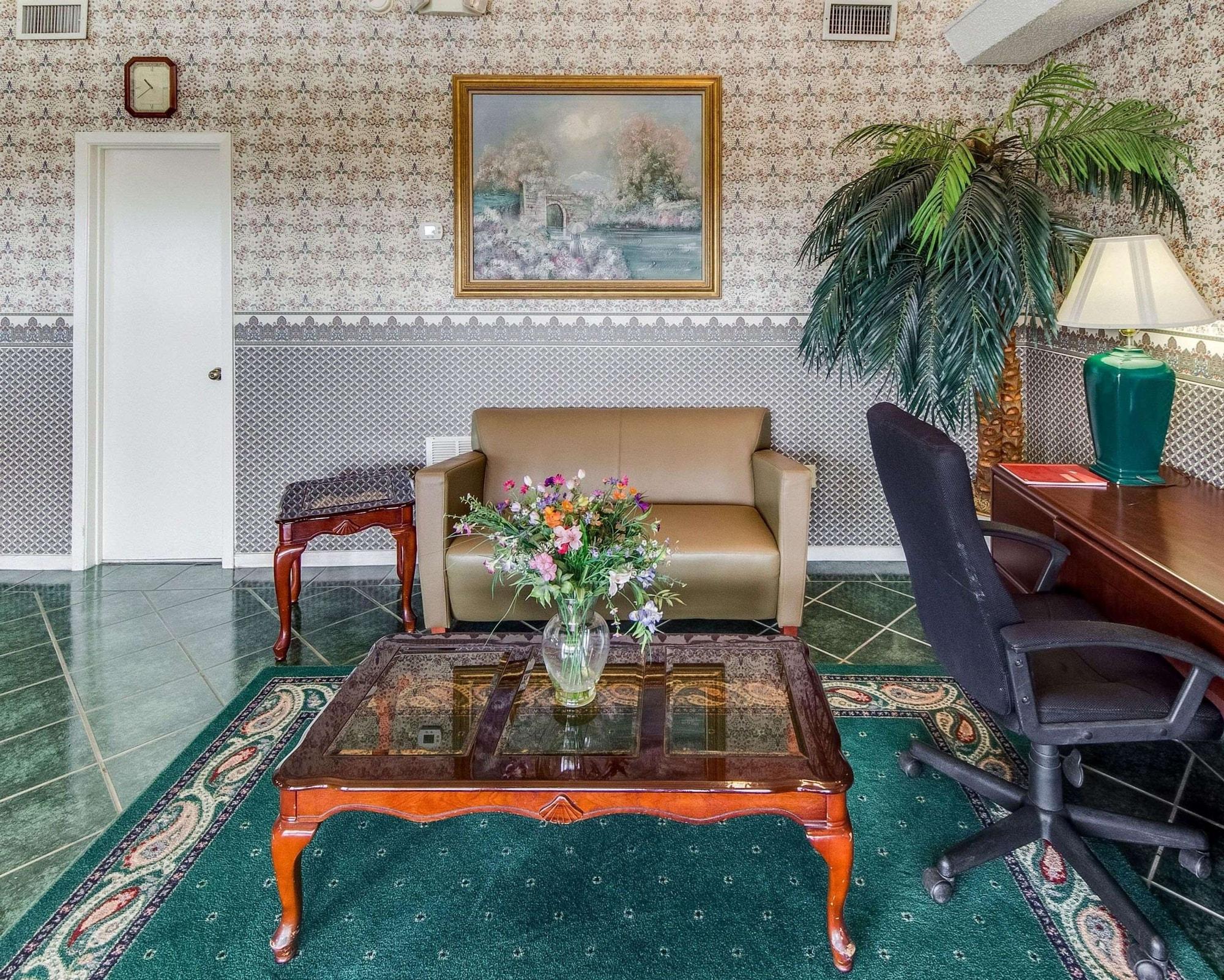 Vista Lobby Econo Lodge Falfurrias Hwy 281