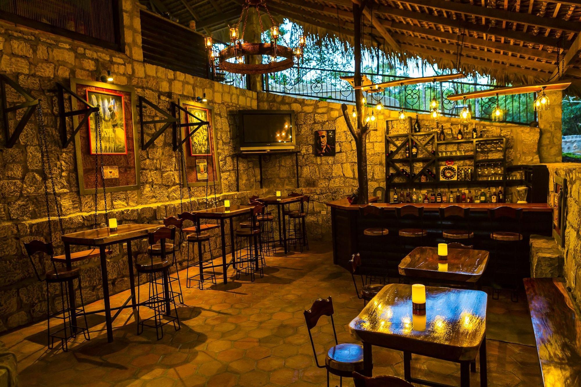 Bar/lounge Mayan Hills Resort
