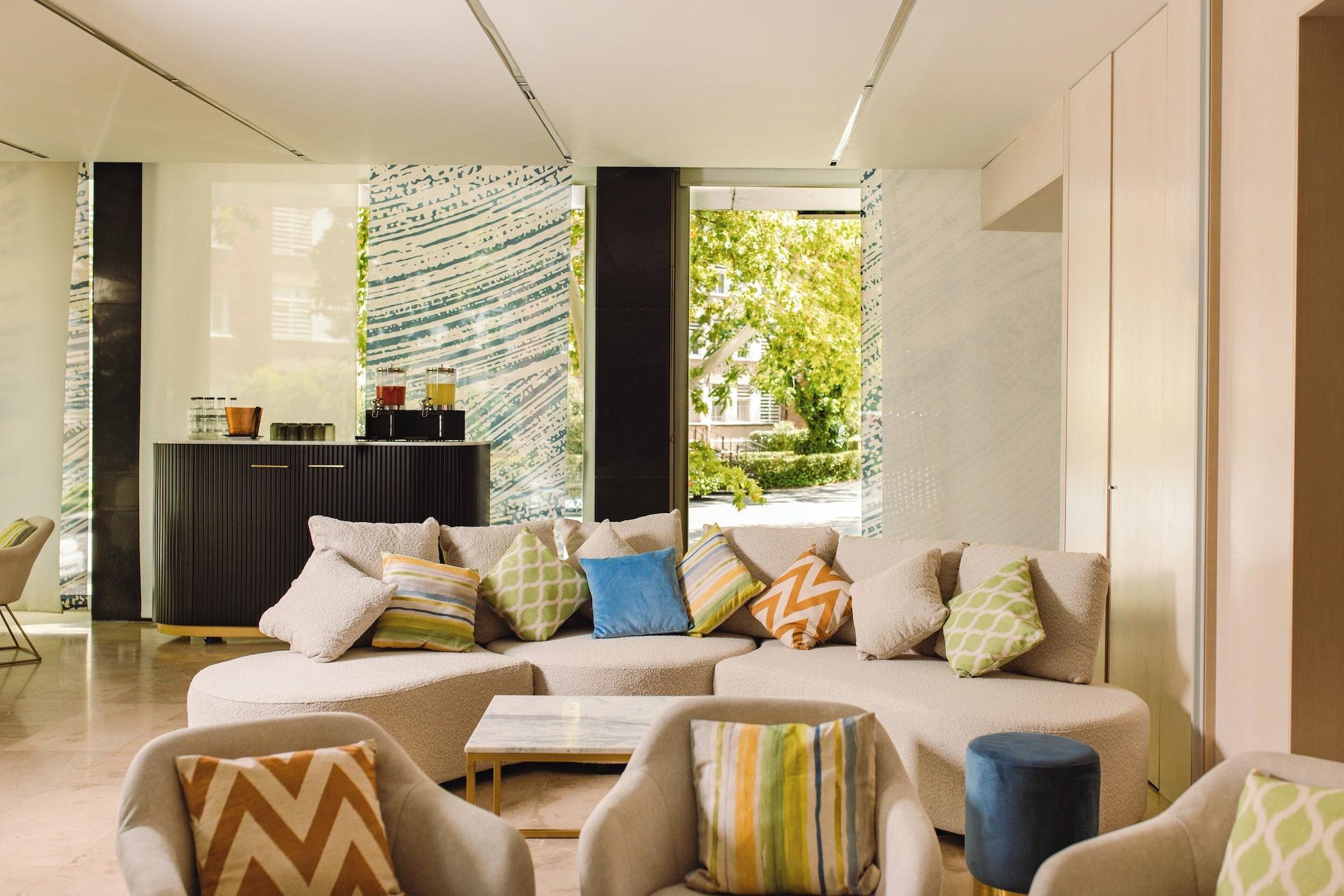 Sala de Reuniones voco Madrid Retiro by IHG