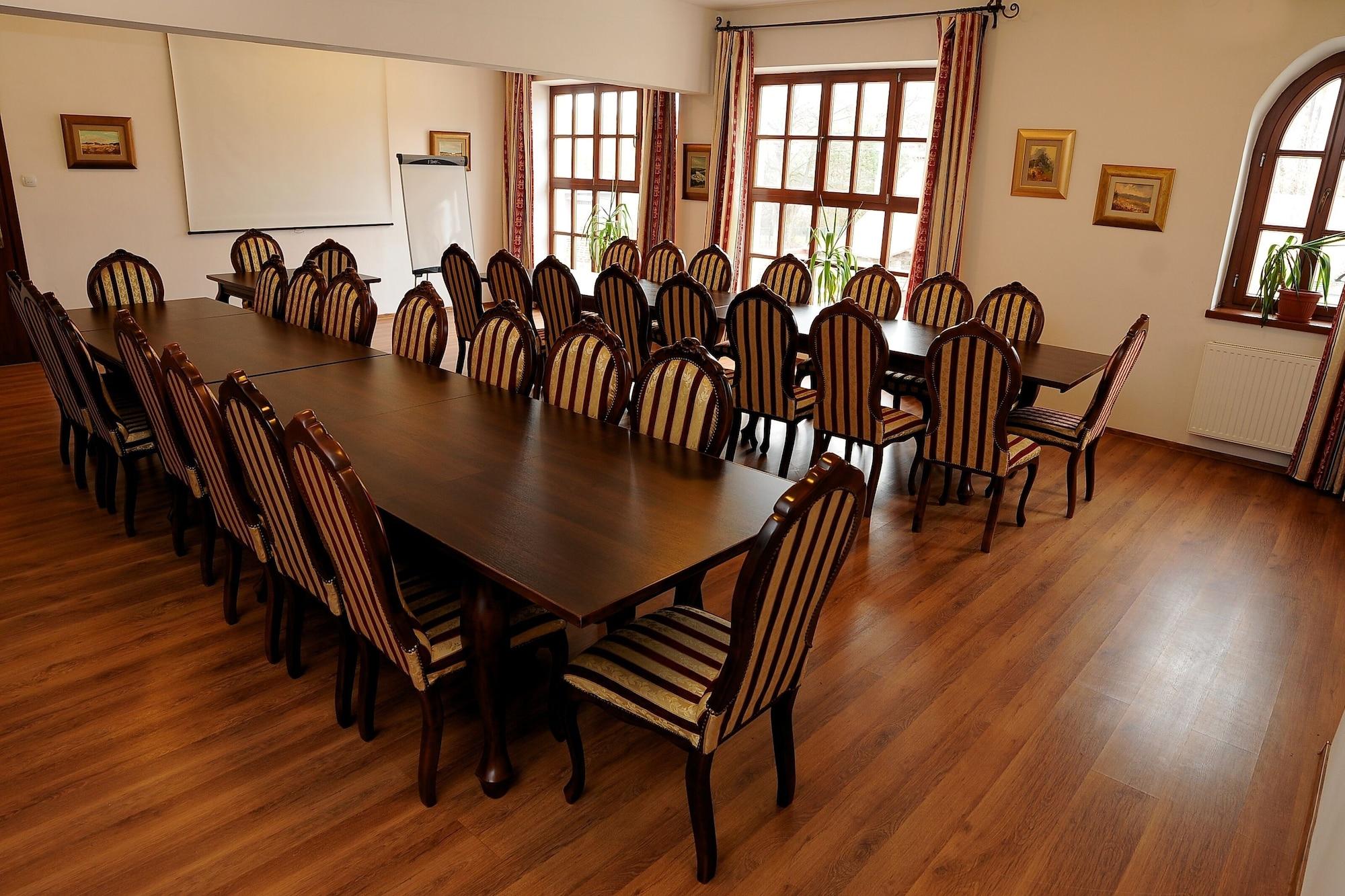 Sala de Reuniones Folwark Stara Winiarnia