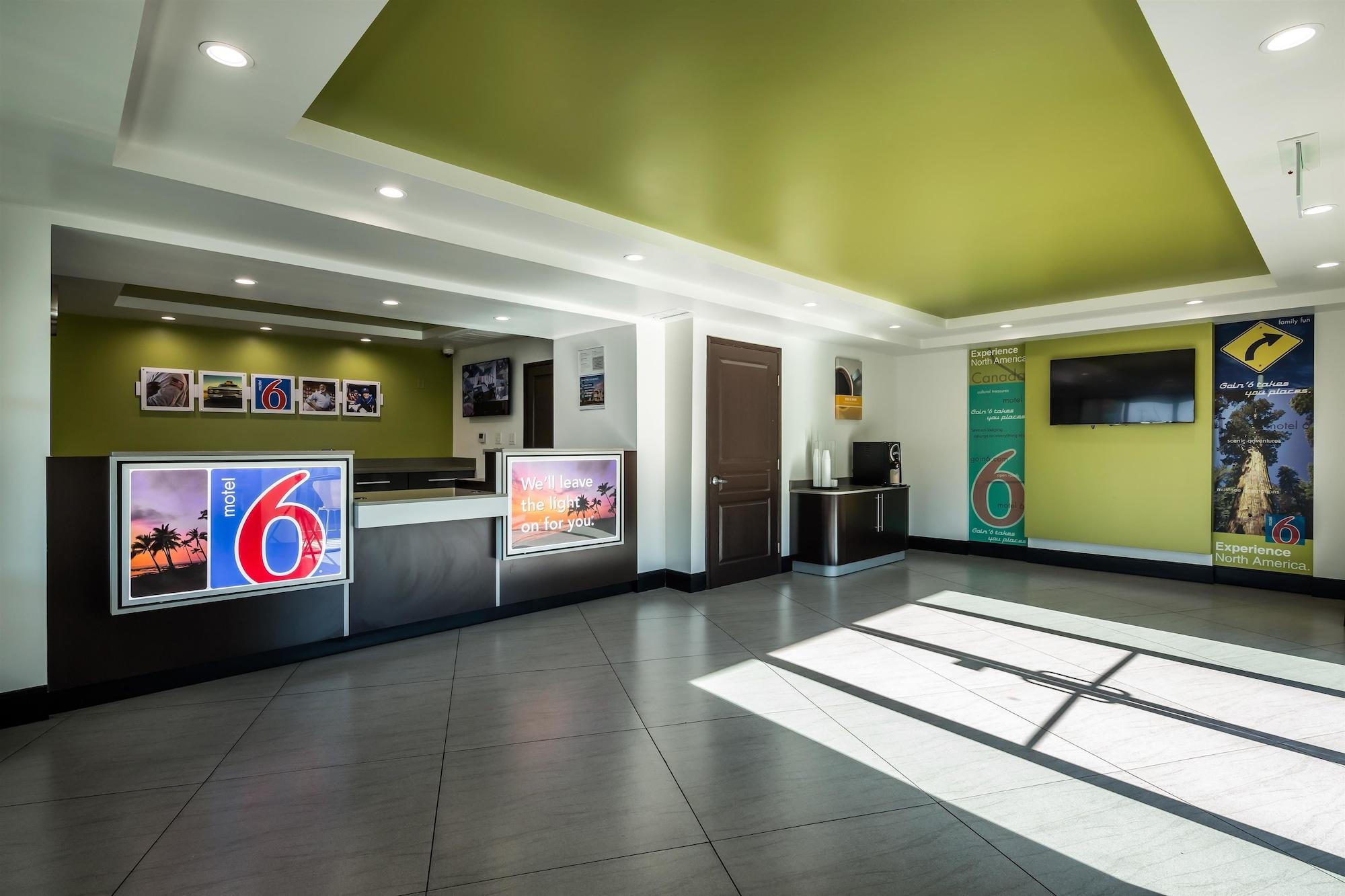 Vista Lobby Motel 6 Canoga Park, CA