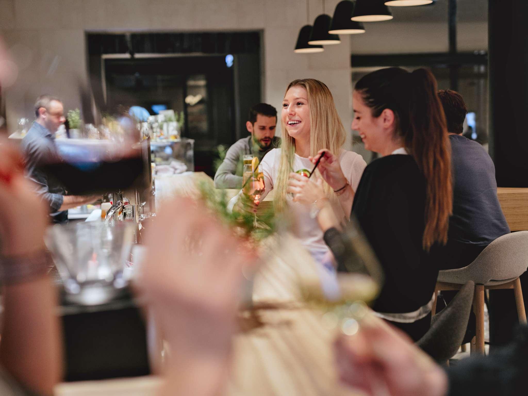 Bar/Salón Ibis Madrid Norte Las Tablas