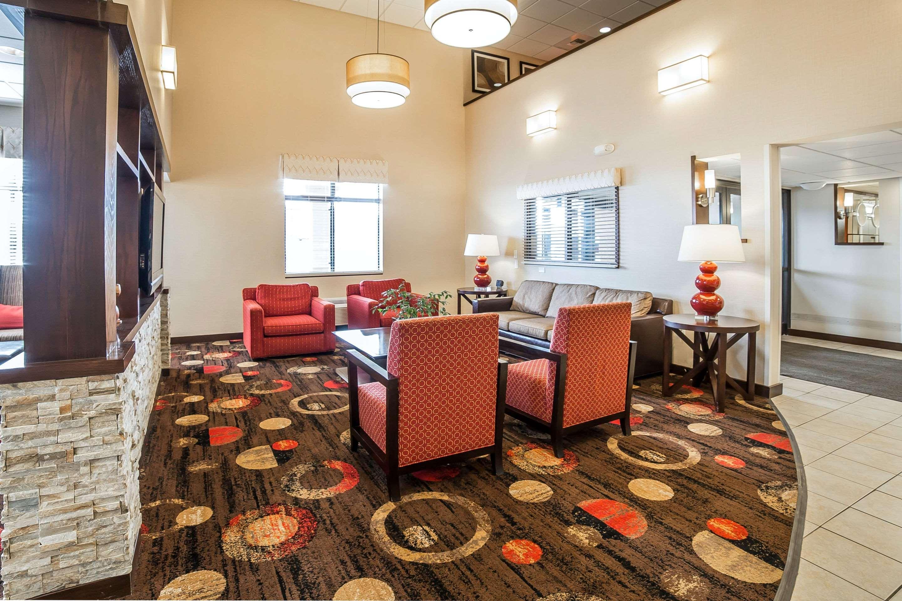 Vista Lobby Comfort Inn & Suites Gateway to Glacier National Park
