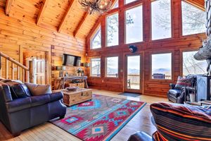 Alquiler Vacacional - Smoky Mountain Cabin Rental w/ Hot Tub + Fire Pit!