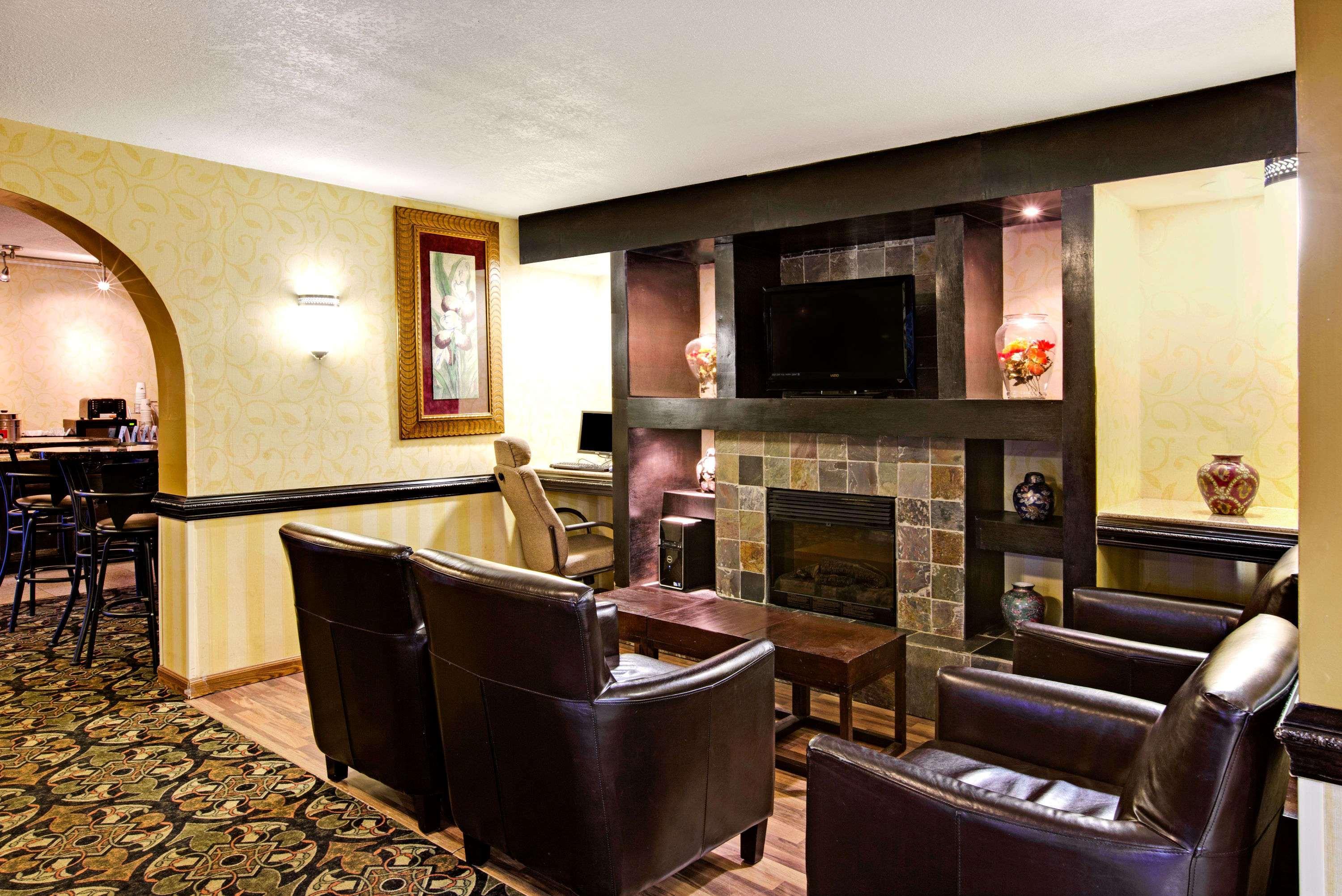 Vista Lobby Days Inn by Wyndham Charlotte/Woodlawn Near Carowinds