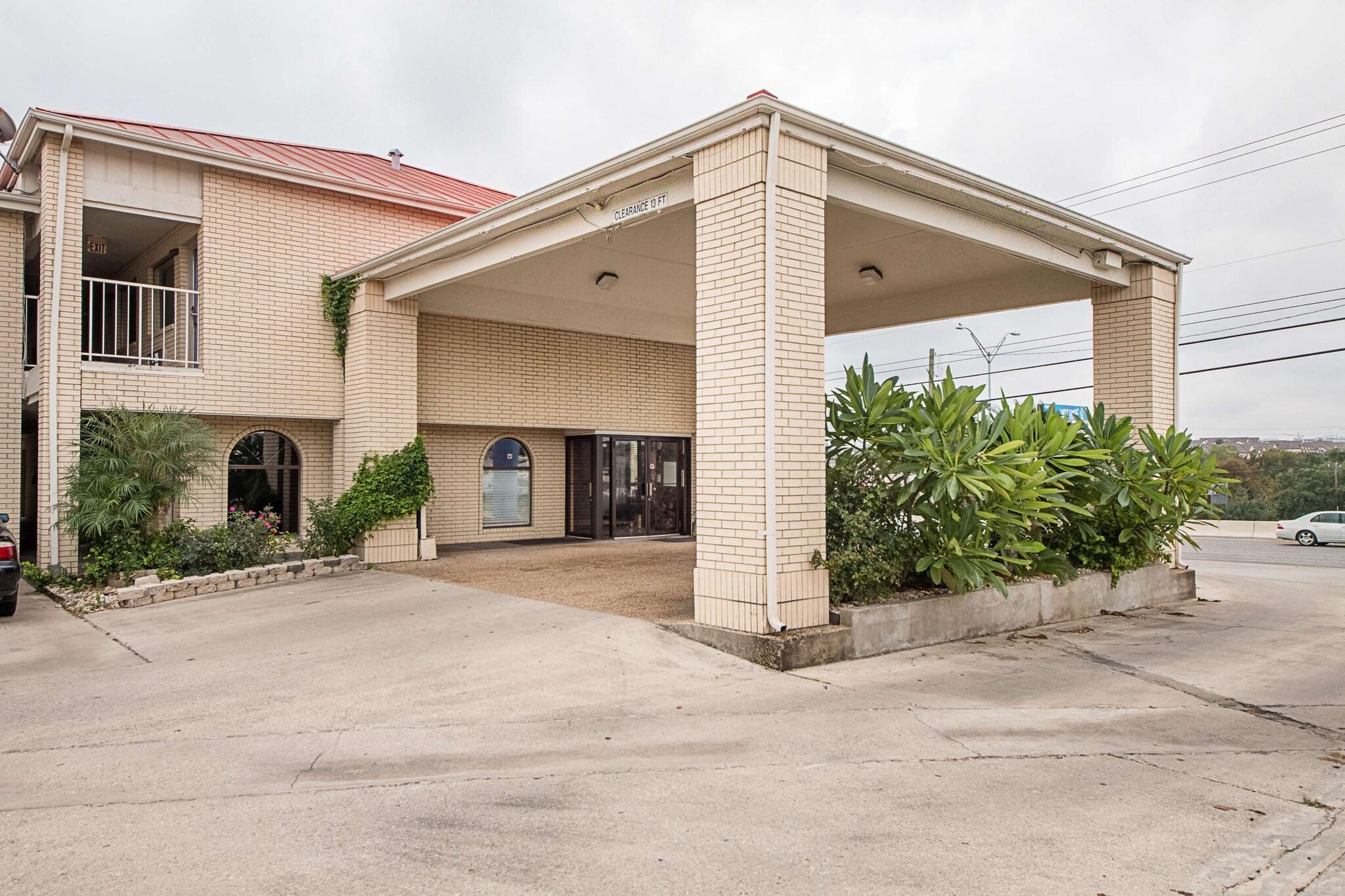 Vista Exterior Motel 6 San Antonio, TX - Fiesta Trails