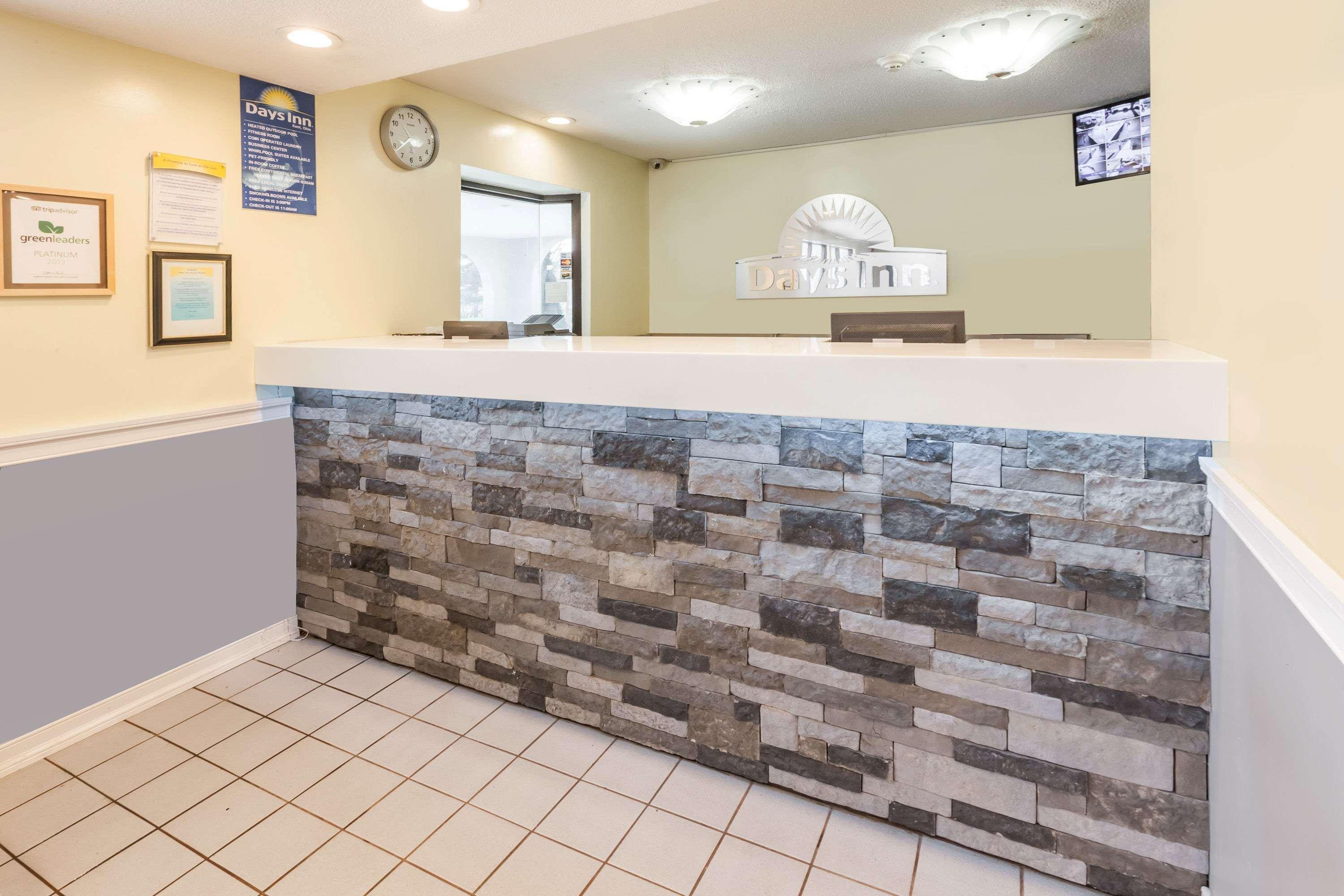 Vista Lobby Days Inn by Wyndham Kent - Akron