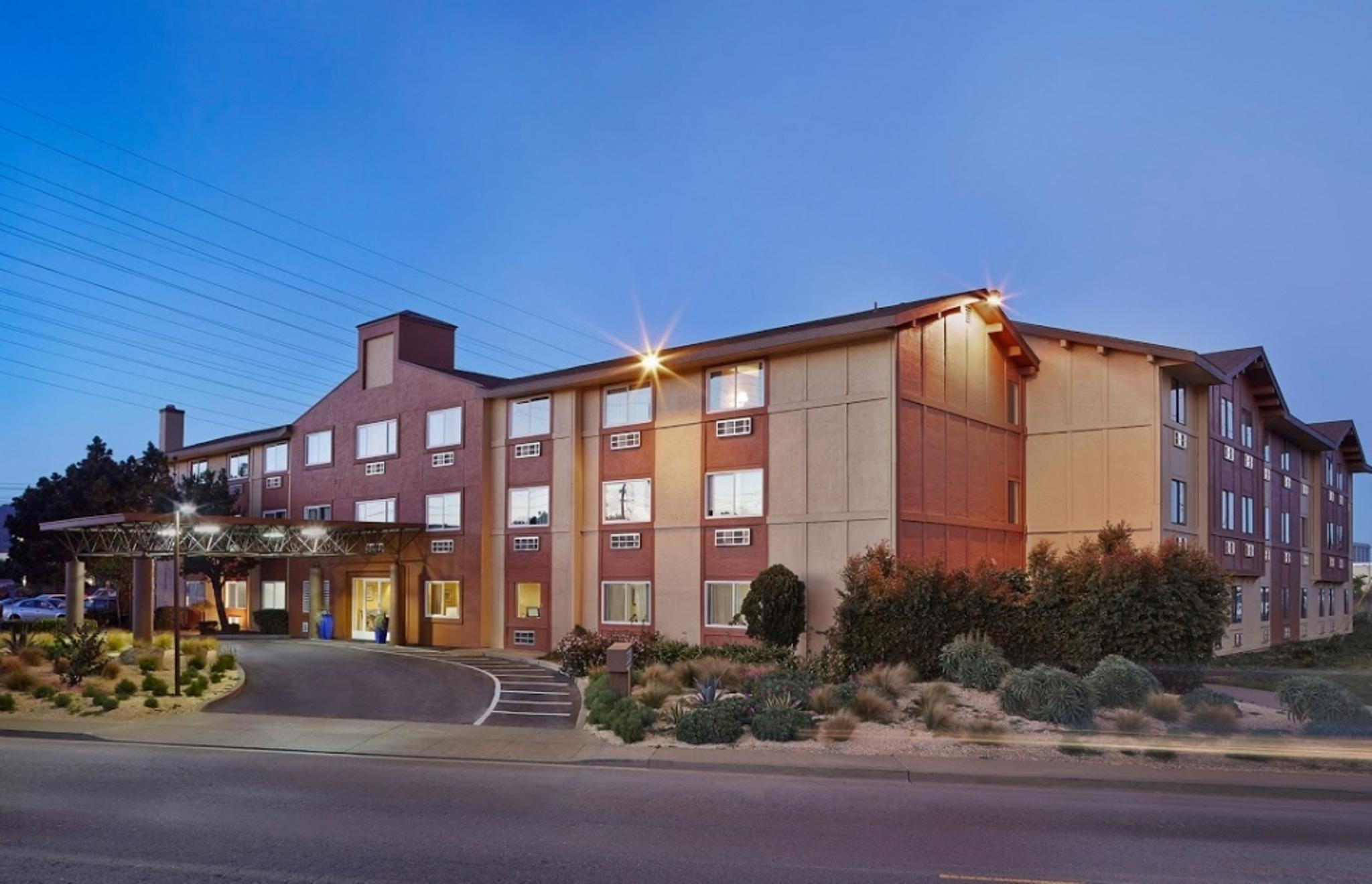 Vista Exterior Hotel Focus SFO