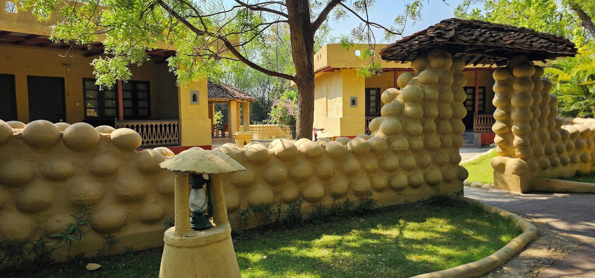 Vista Exterior The Celebration Van Vilas Kanha
