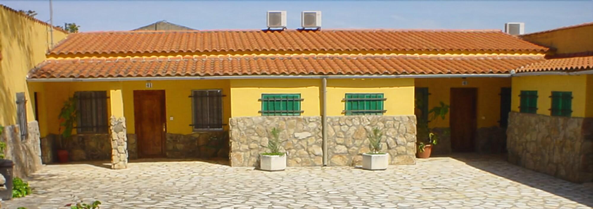 Vista Exterior Hostal Las Encinas