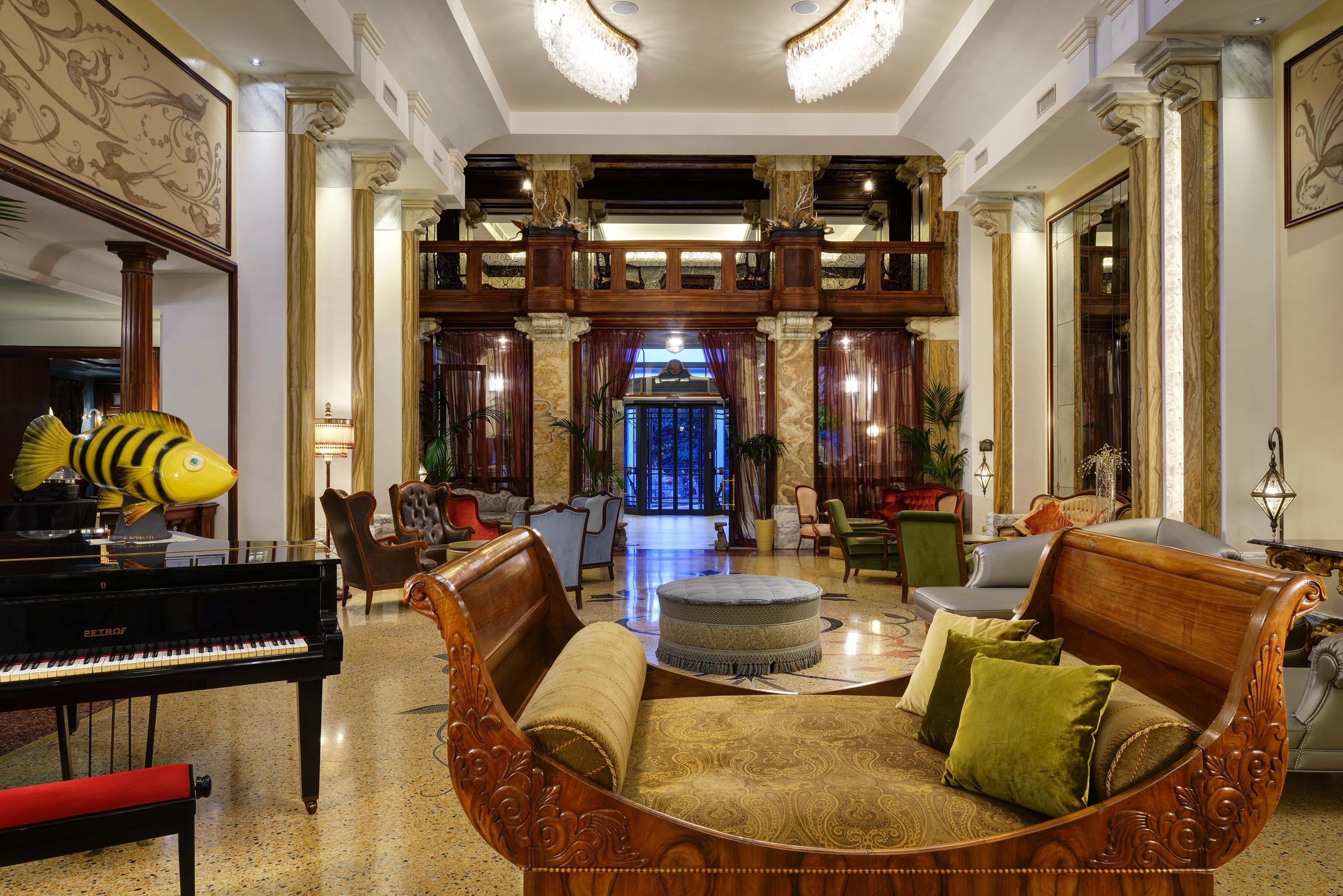 Vista Lobby Grand Hotel Savoia