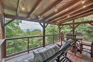 Alquiler Vacacional - Yellow Mountain Blairsville Cabin w/ Scenic Deck