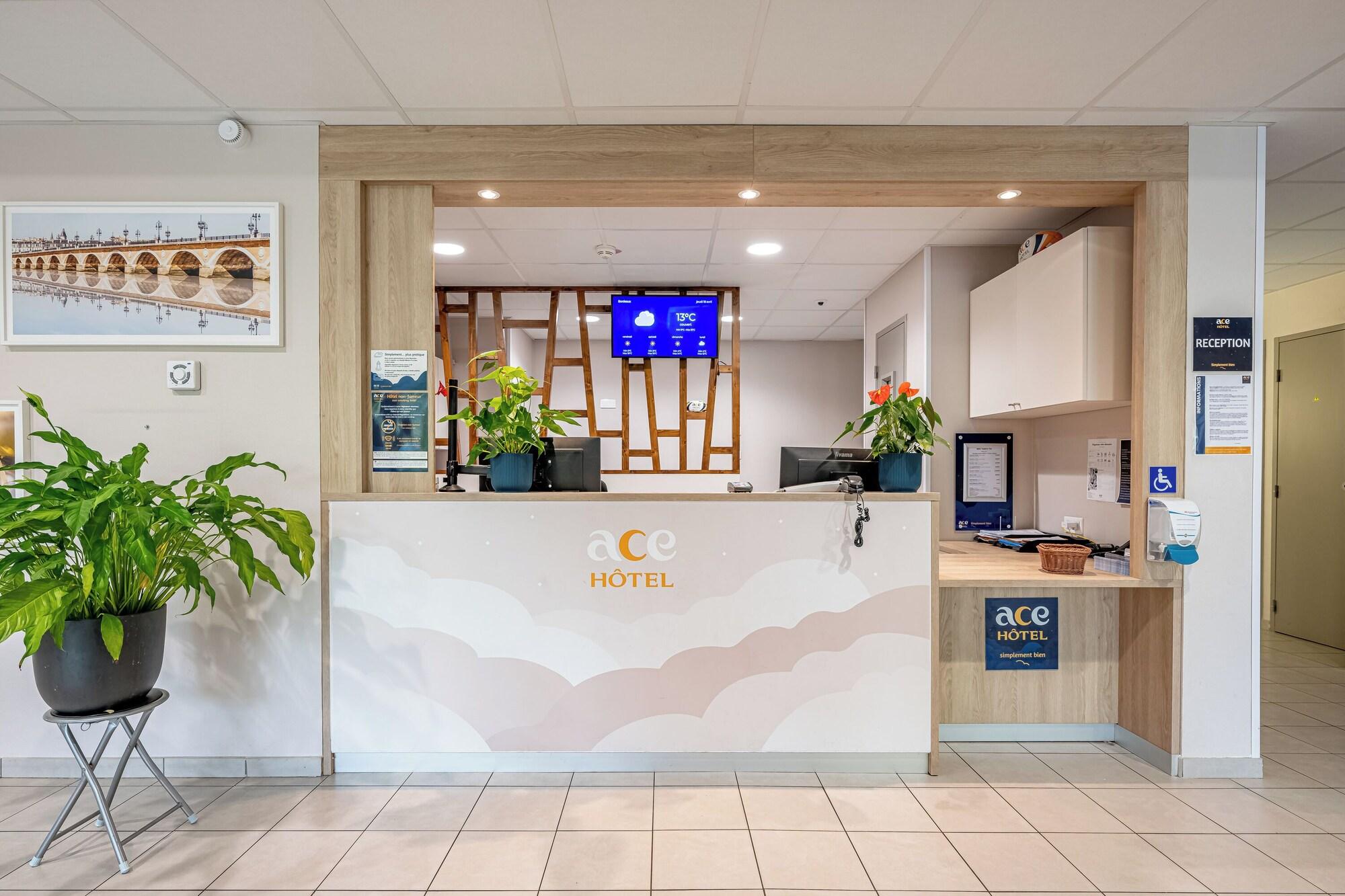 Vista Lobby ACE Hôtel Bordeaux-Cestas