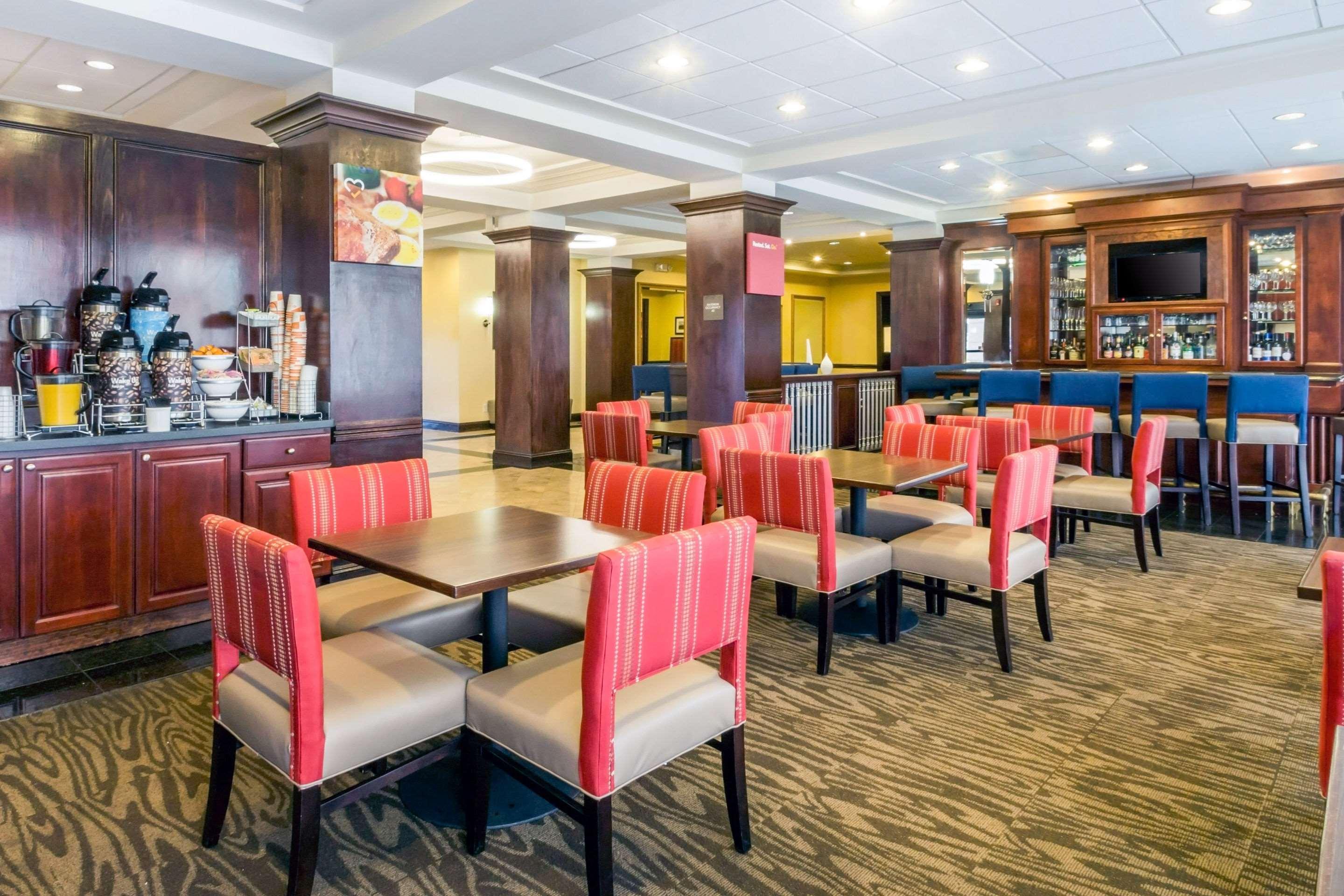 Restaurant Comfort Suites at Woodbridge