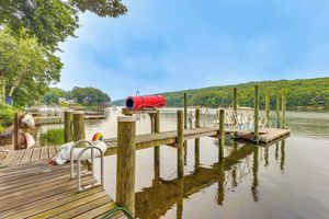 Alquiler Vacacional - Charming Waterford Home w/ Dock on Niantic River!