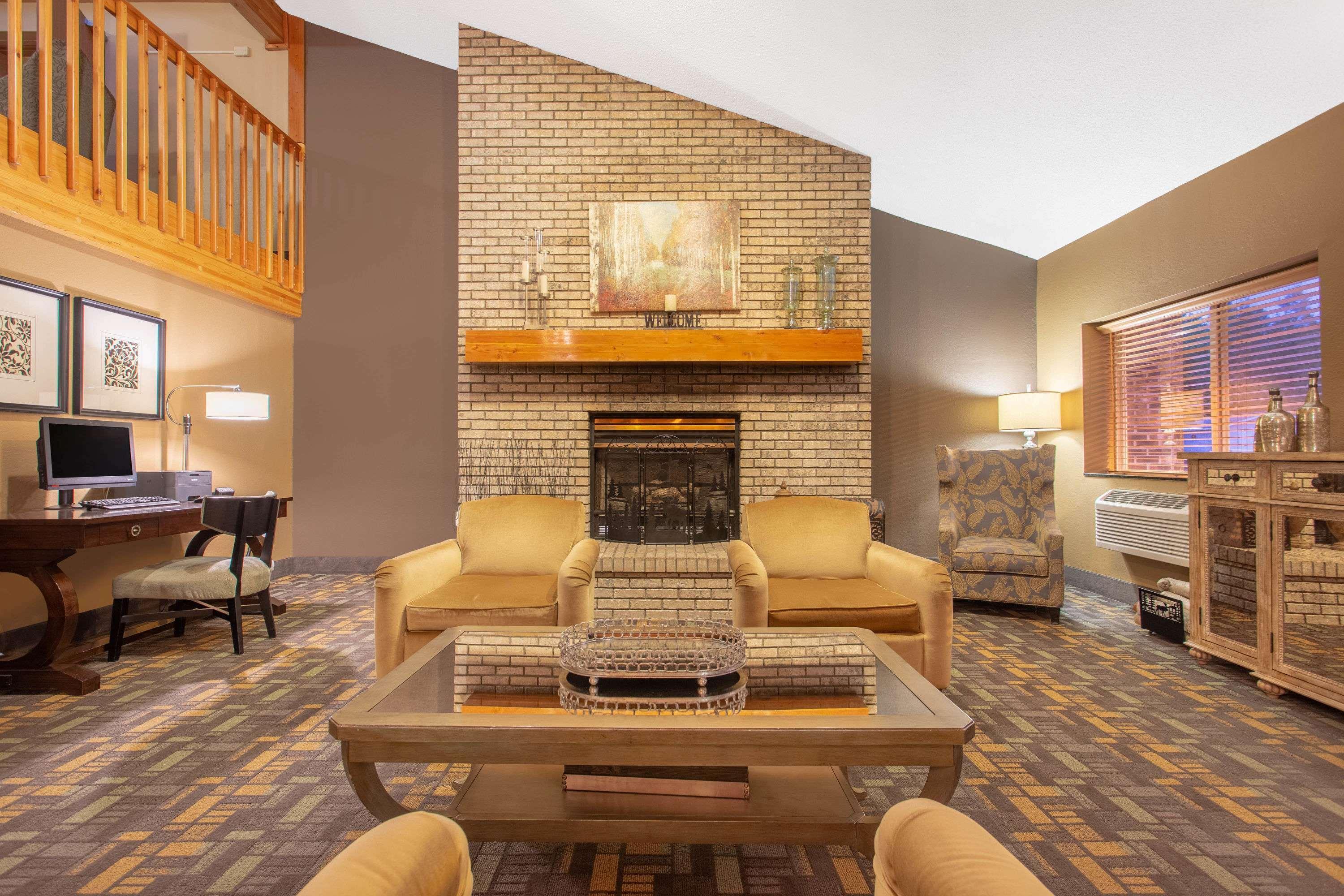 Vista Lobby AmericInn by Wyndham Rhinelander