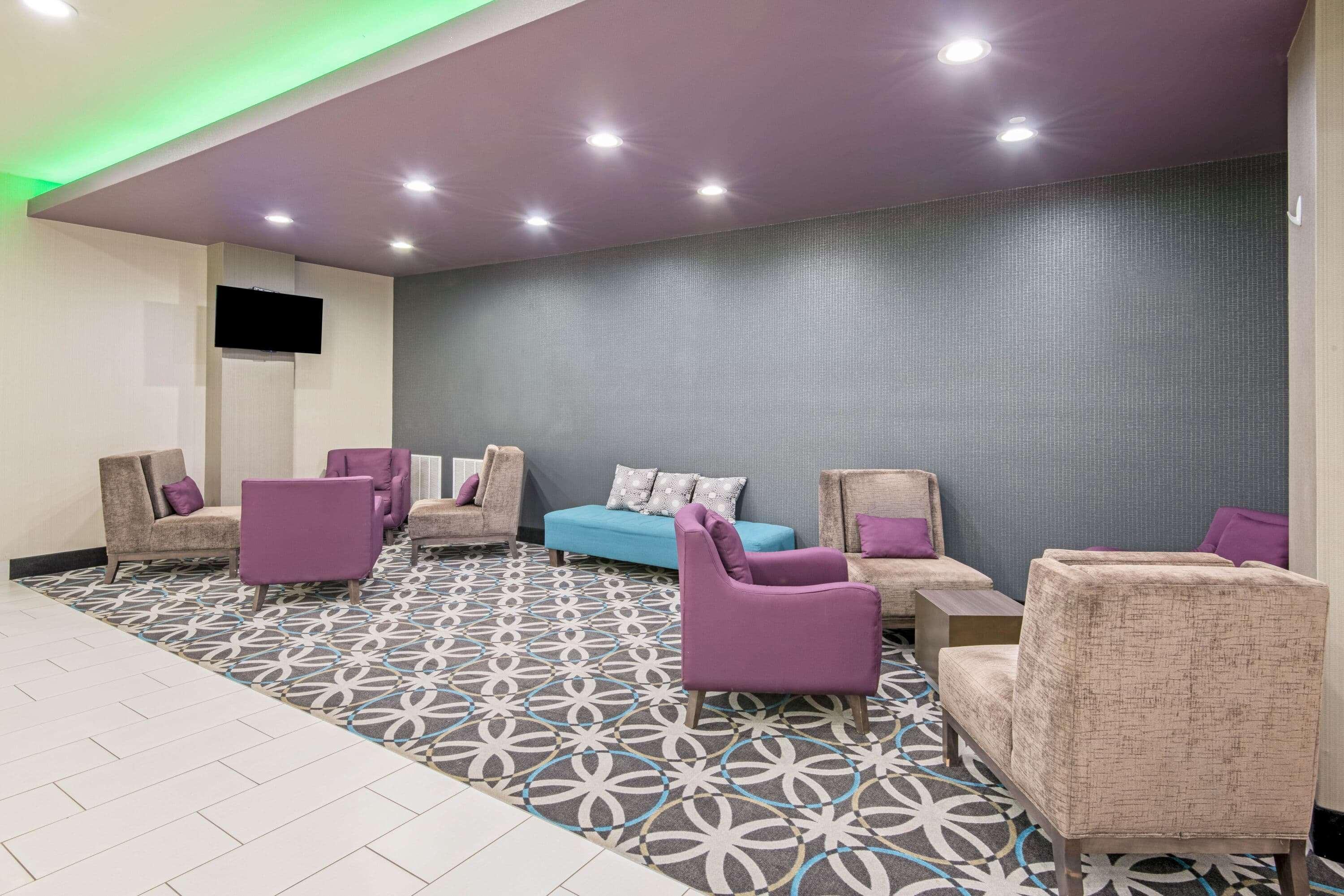 Vista Lobby La Quinta Inn & Suites by Wyndham Weatherford OK