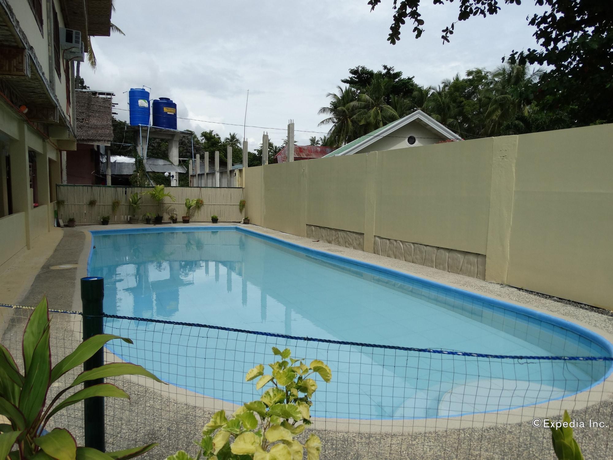 Vista Piscina Whites and Greens Beach Resort