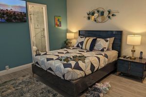 Alquiler Vacacional - Fun-Sized Haven! Shared Heated Pool n Spa! Beach 1.4 mi! Walkable to Food n Fun