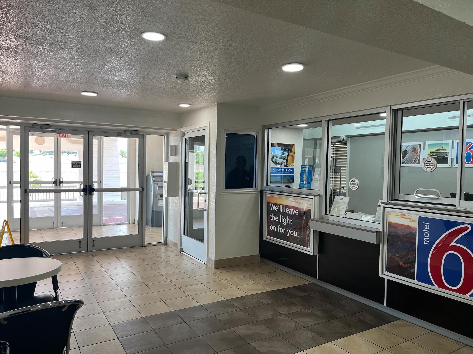 Vista Lobby Studio 6 Suites Euless, Tx – Dfw West
