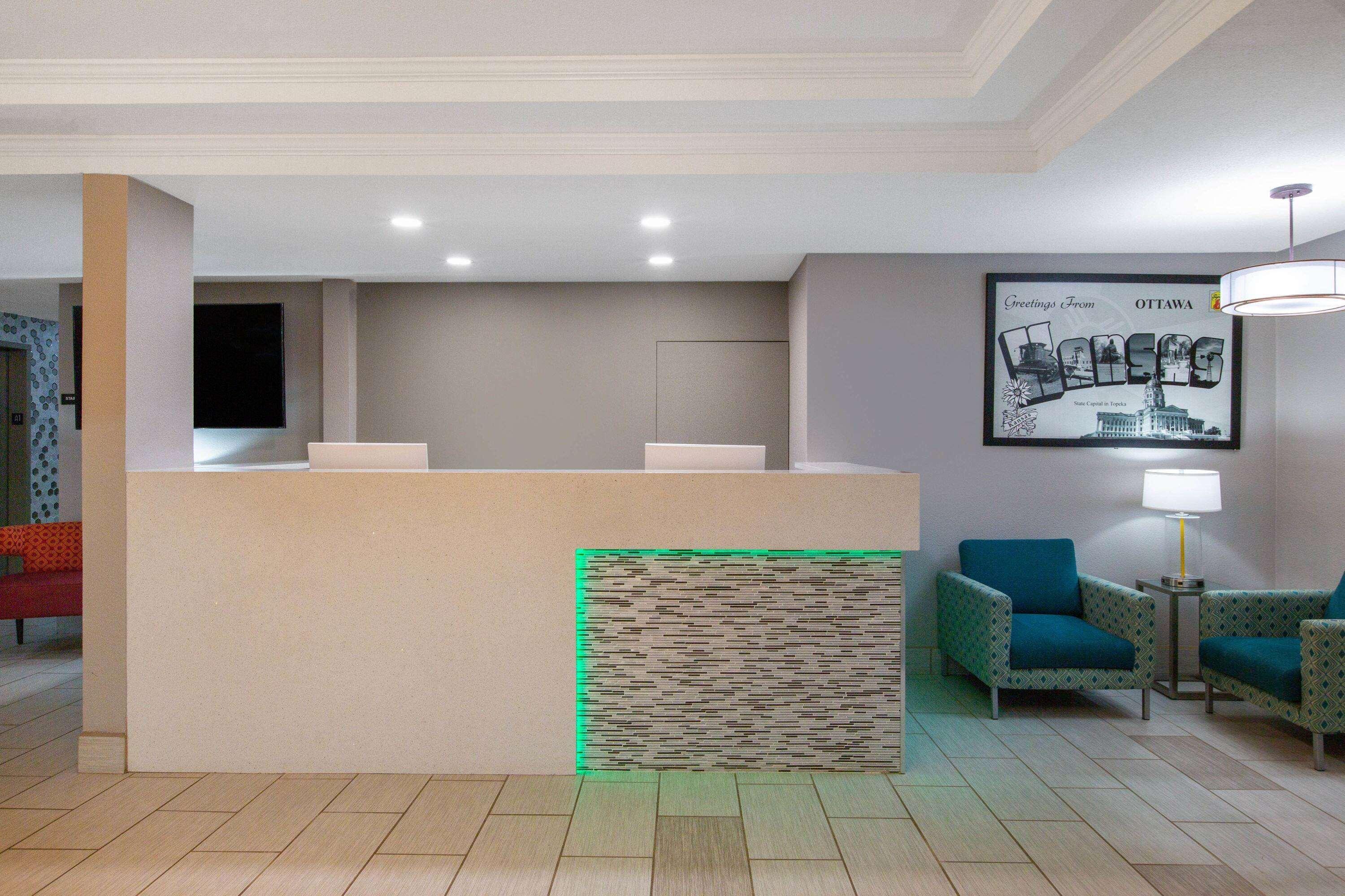 Vista Lobby Super 8 By Wyndham Ottawa