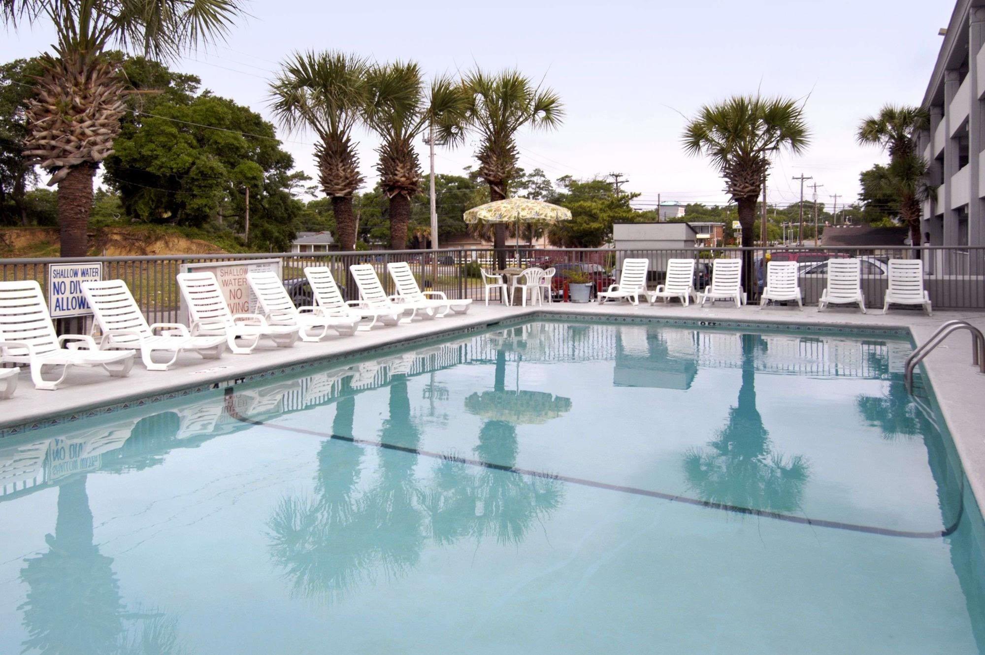 Vista Piscina Days Inn Grand Strand