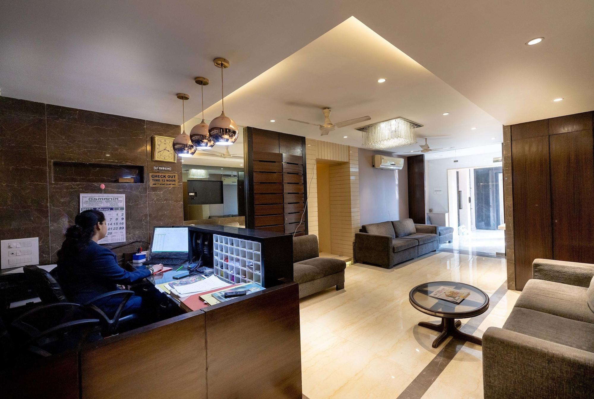 Vista Exterior Colaba Suites