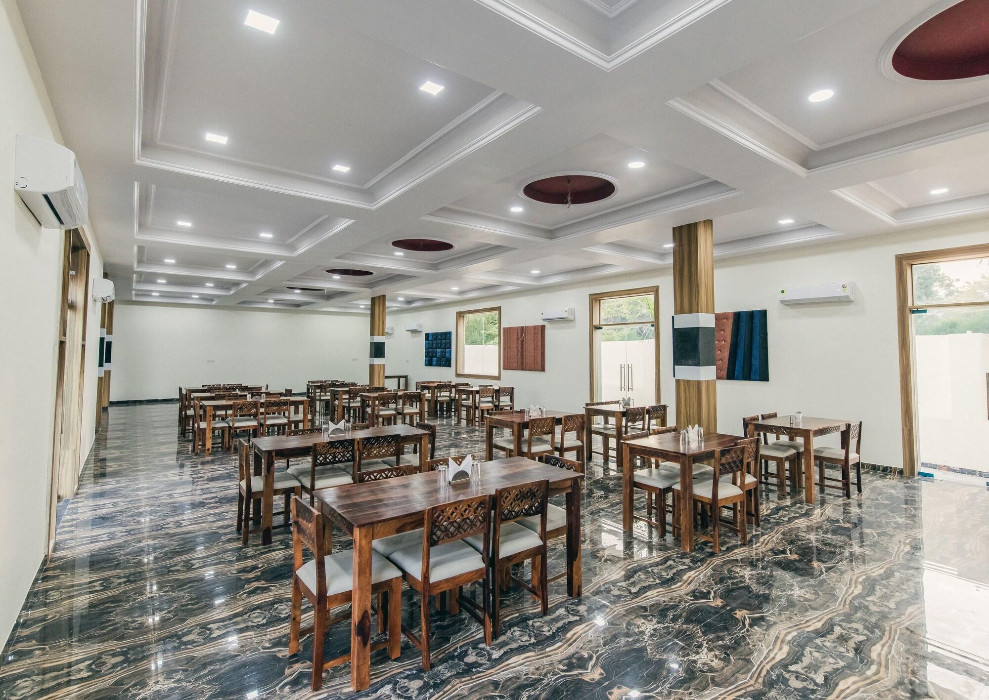 Restaurant Serenity Hill Resort Near - 2Km Fateh Sagar Lake Udaipur