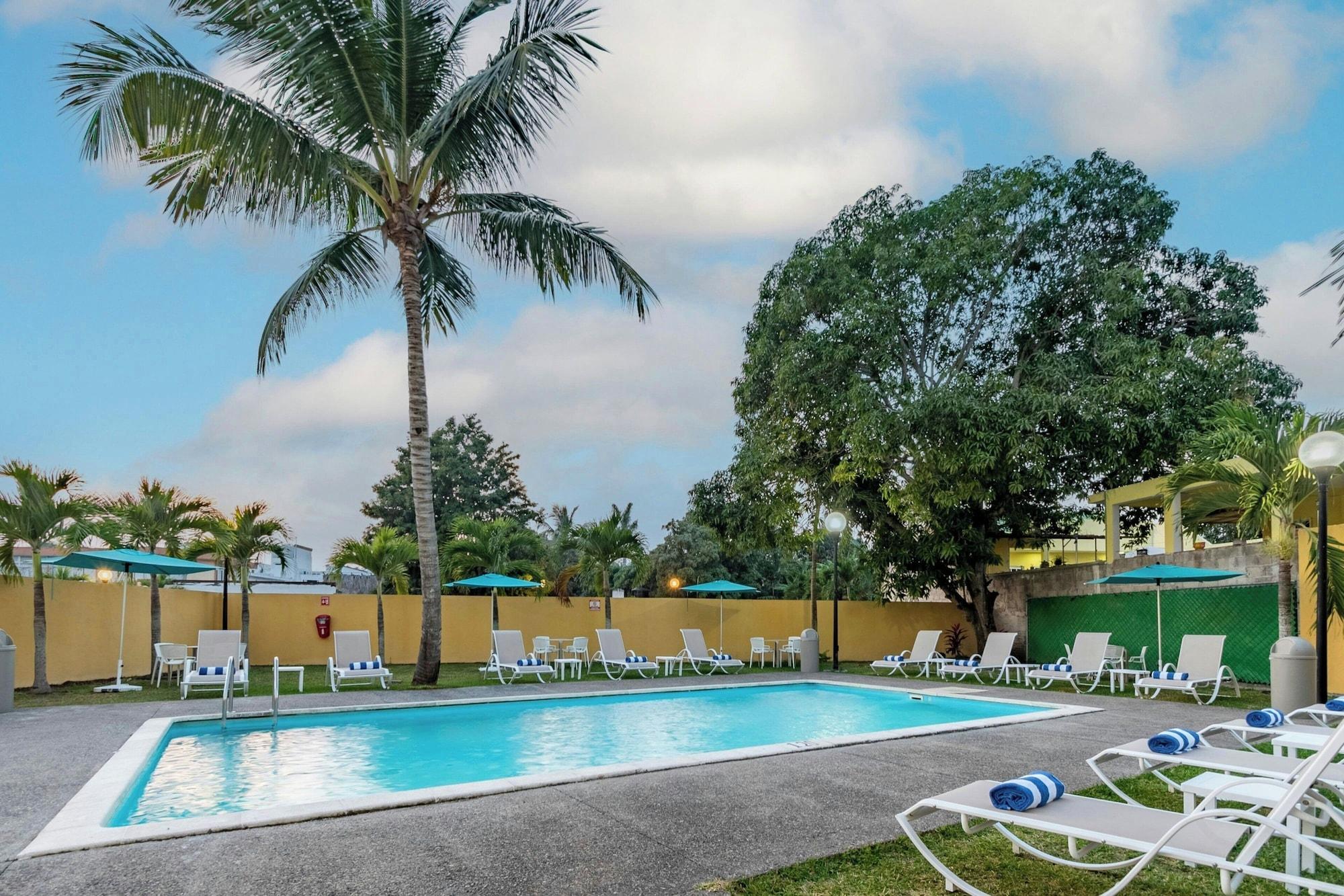Vista Piscina City Express by Marriott Tuxpan