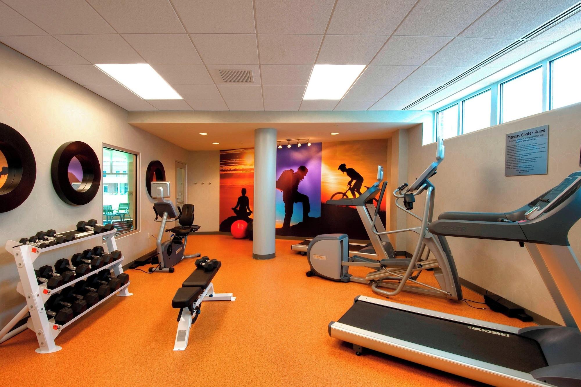 Gimnasio Courtyard by Marriott Keene Downtown