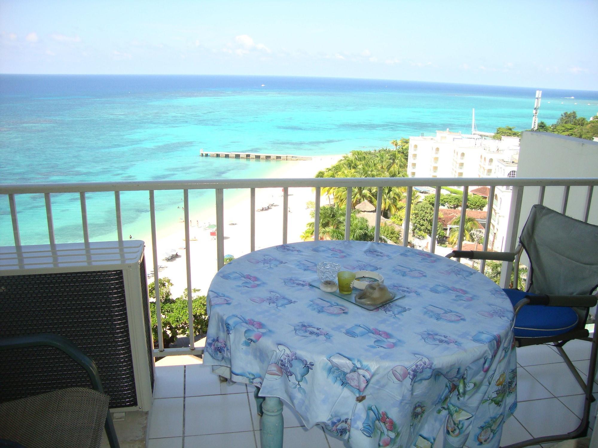 Equipamiento de Habitación Ocean Suite Beach Front at Mobay Club