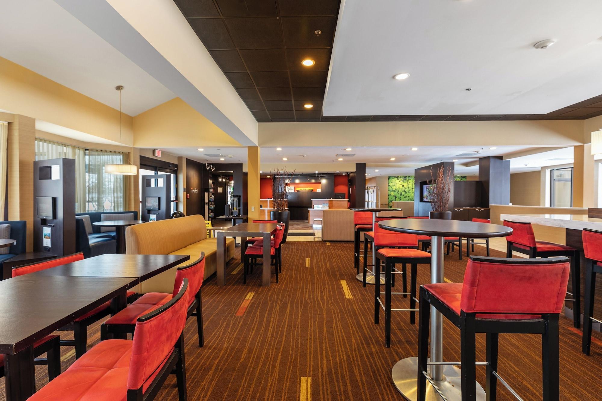 Vista Lobby Courtyard by Marriott Toledo Airport Holland