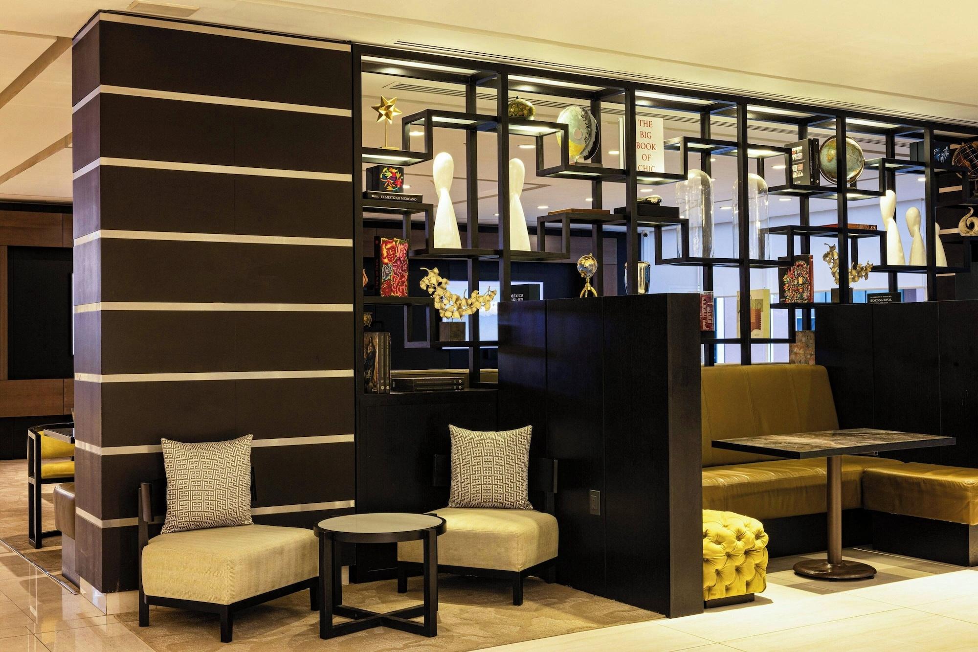 Vista Lobby Courtyard Toluca Tollocan