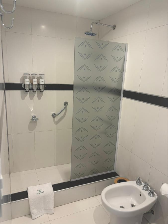 Baño Patios de City Bell Hotel and Apartments
