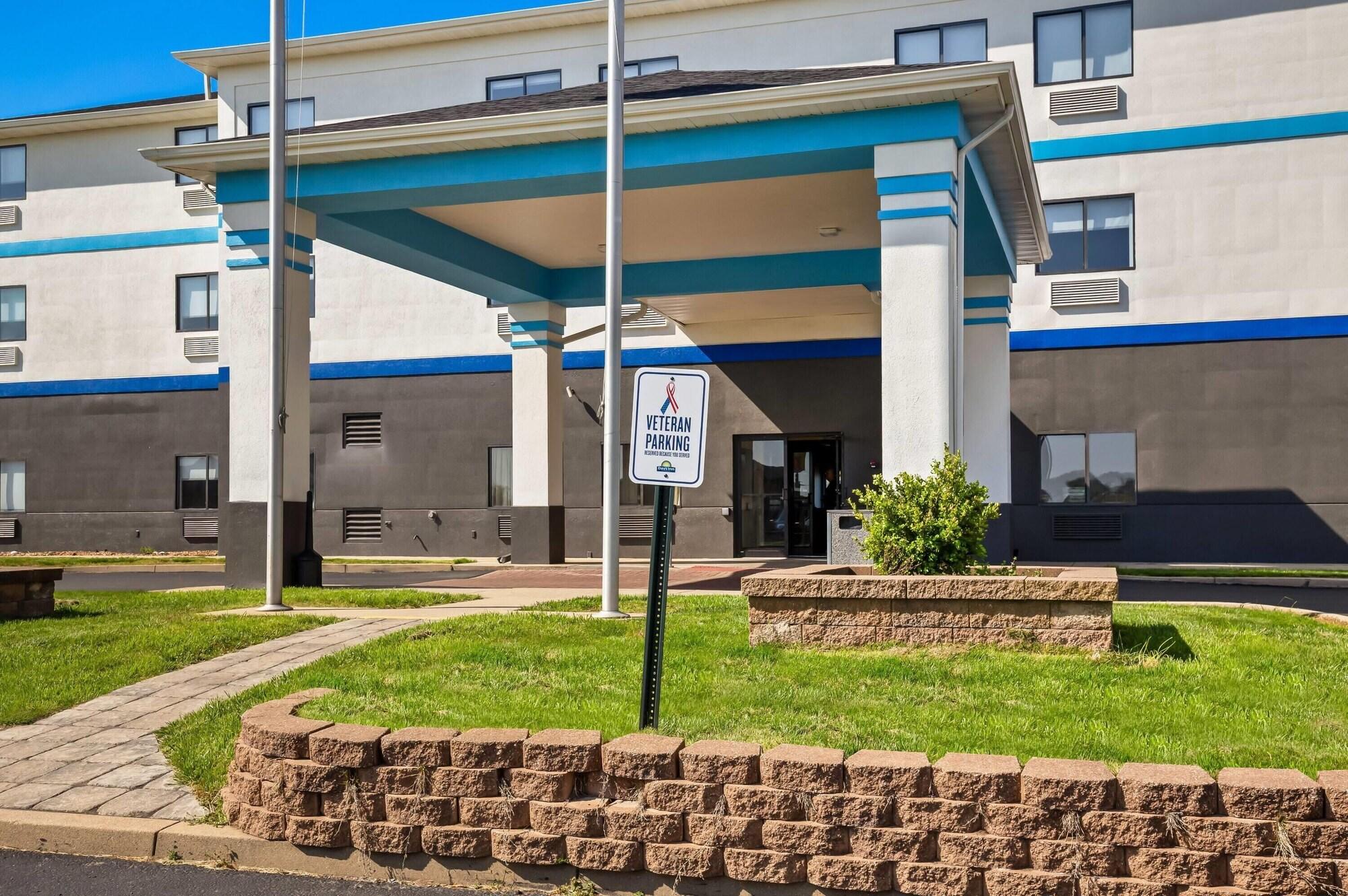 Vista Exterior Days Inn by Wyndham Collinsville/St. Louis