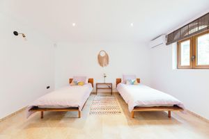 Renta temporal - Luxurious 5 Bedroom Villa With Waterfall Closeby