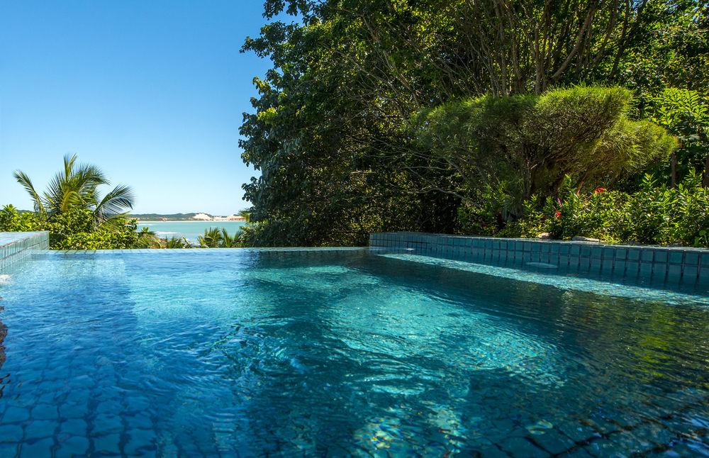 Vista Piscina Sombra e Água Fresca Hotel