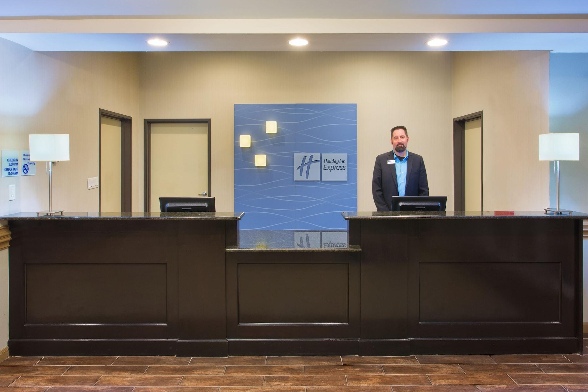Vista Exterior Holiday Inn Express Hotel & Suites Alvarado by IHG