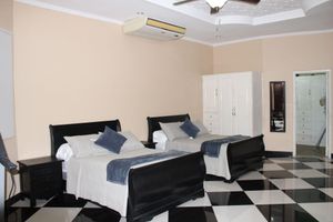 Alquiler Vacacional - VILLA SAN LORENZO-PRIVATE4-BEDROOM HOME FOR 16