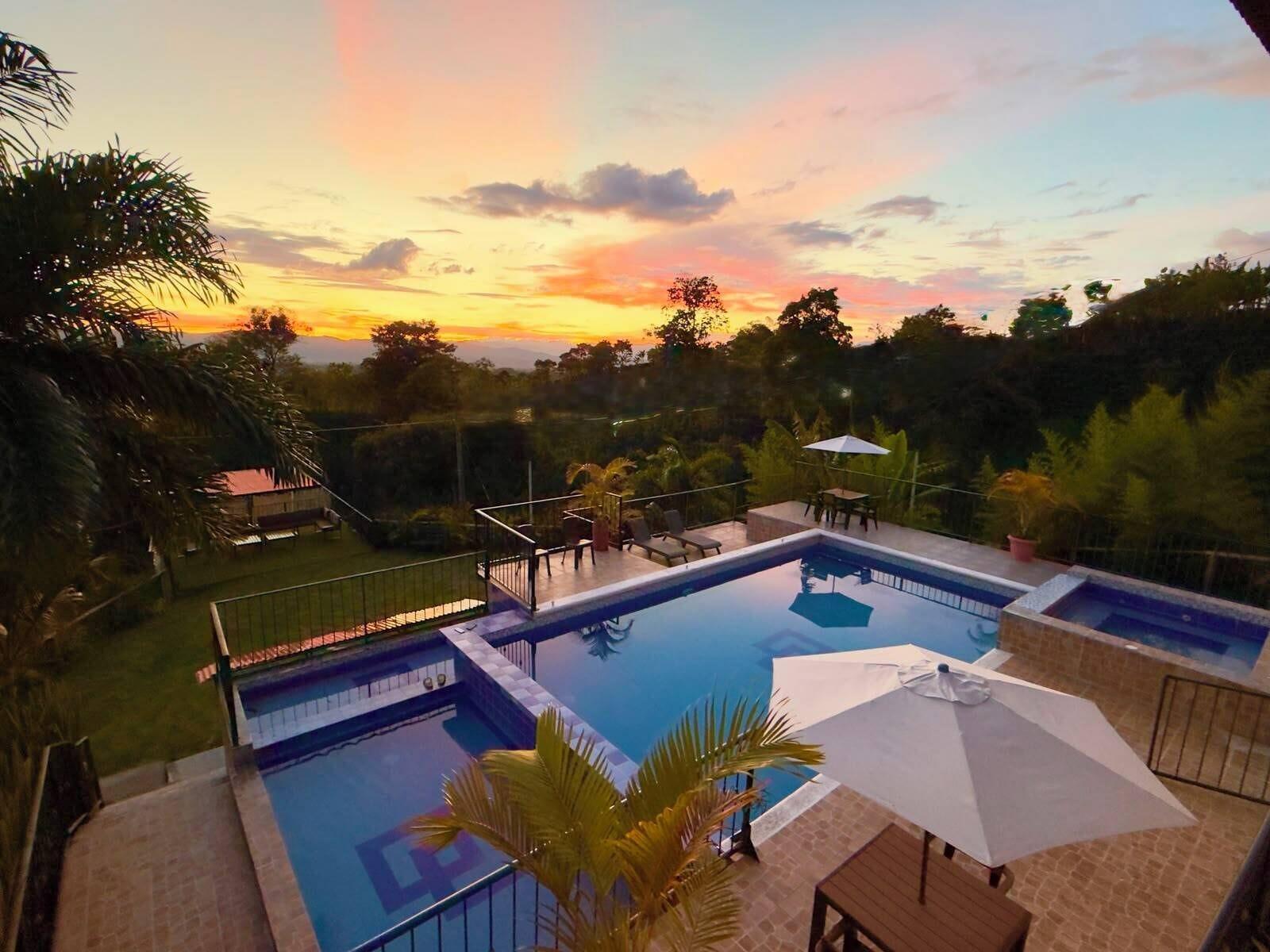 Vista Piscina Atardecer Quimbaya